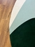 Tapete Dan com bordas orgânicas em uma sala de estar moderna, decorado em tons de off-white, verde, verde claro, taupe e azul marinho.