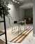 Tapete semi-oval em veludo off-white e terracota em ambiente de escritório moderno.