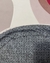 Tapete Kurve® com bordas orgânicas e superfície de veludo em cores variadas, como marsala e rosé gold.