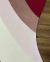 Tapete Kurve® com bordas orgânicas em veludo nas cores marsala, rosé gold, rosa bebê, off-white, nude rosado, uva e vinho sobre piso de madeira.