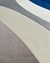 Tapete Kurve® com bordas orgânicas em tons de azul marinho, azul petróleo, off-white, granito, nude rosado e rosé gold.