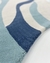 Tapete em nylon com bordas orgânicas nas cores off-white, azul petróleo e tiffany, São José.