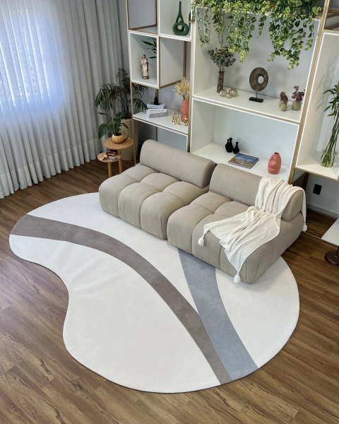 Tapete Encontro Bouclé Capri em tons de natural, cinza e cappuccino em uma sala moderna com sofá bege.