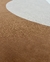 Tapete de nylon com bordas orgânicas nas cores off-white, bege e mel, São José.
