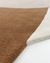 Tapete de nylon com bordas orgânicas nas cores off-white, bege e mel, São José.