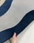 Tapete com bordas orgânicas em veludo nas cores terracota, bege, azul marinho e granito.