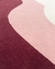 Tapete com bordas orgânicas para deixar o ambiente femenino, nas cores bordô, rosé e off-white, feito de nylon, São José