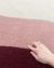 Tapete com bordas orgânicas para deixar o ambiente femenino, nas cores bordô, rosé e off-white, feito de nylon, São José