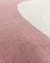 Tapete com bordas orgânicas para deixar o ambiente femenino, nas cores bordô, rosé e off-white, feito de nylon, São José