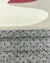 Tapete Brum | 2,00 m x 2,50 m | Bouclé Capri Verde, Bouclé Atenas Bordô e Veludo Napoli Nevoa - Tapetes São José - Feito Sob Medida