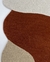 Tapete Stone de nylon com bordas orgânicas nas cores off-white, terracota e bege, São José.