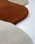 Detalhe do Tapete Stone em nylon com bordas orgânicas nas cores off-white, terracota, bege e trigo, São José.