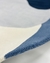 Tapete orgânico para quarto infantil em nylon nas cores off-white, azul marinho, prata e azul petróleo, Tapete São José
