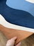 Tapete com design em ondas nas cores off-white, azul petróleo, azul marinho, bege gold e terracota.