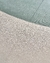 Detalhe do tapete com veludo Riviera verde e linho Suss bege.