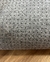 Tapete Mesclado de Nylon com bordas orgânicas, detalhe em off-white e rosé Econyl, exibindo a textura e padrão da base antiderrapante.