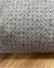 Detalhe da textura do tapete orgânico Bouclé Capri Terracota e Bouclé Atenas Off-White e Gelo.