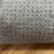 Base antiderrapante do tapete Rainbow em nylon com detalhes da base antiderrapante.