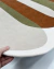 Tapete Bouclé Capri com design geométrico em cores bege, terracota e verde musgo.