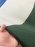 Detalhe do Tapete com cores granito, azul marinho, azul petróleo, verde claro e verde, segurado por uma mão.