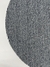 Tapete redondo mesclado em nylon com listras em off-white e azul marinho.
