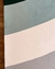 Tapete Kurve® com design em curvas, nas cores Off-White, Verde Claro e Cinza, sobre piso de madeira.