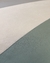 Detalhe do Tapete Kurve® nas cores off-white e verde claro.