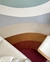 Tapete Kurve com design curvo em várias cores, incluindo off-white, granito, bege gold, vinho, cobre, terracota, verde claro e verde.