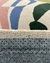 Tapete de Nylon com design colorido e base antiderrapante.