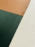 Tapete com bordas arredondadas nas cores verde, terracota e off-white em design geométrico.