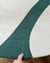 Detalhe do Tapete Bouclé Atenas nas cores gelo e verde, com design orgânico e elegante.