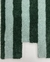 Tapete em nylon com listras verdes e verde escuro, bordas orgânicas.