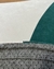 Close-up do tapete Bouclé Atenas nas cores gelo, terra e verde.