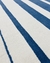 Tapete de nylon com design em duas alturas, nas cores off-white e azul petróleo, com padrão de linhas e formas geométricas, São José
