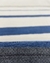 Tapete de nylon com design em duas alturas, nas cores off-white e azul petróleo, com padrão de linhas e formas geométricas, São José