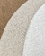 Tapete com bordas orgânicas, nas cores bouclé Atenas terra, bege e off-white.