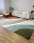 Tapete para sala com design em curvas e cores em veludo vinho, terracota, rosé, off-white, natural ac., bege, verde claro, verde menta e verde musgo ac., em uma sala de estar moderna.