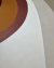Tapete para sala com design em curvas e cores em veludo vinho, terracota, rosé, off-white, natural ac., bege, verde claro, verde menta e verde musgo ac., em uma sala de estar moderna.