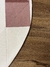 Tapete Optik orgânico com fundo off-white e detalhes em rosé gold sobre piso de madeira.