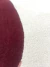 Detalhe do tapete orgânico para sala, confeccionado em nylon Econyl, com design exclusivo nas cores rose, vinho e off-white da Coleção Seed.