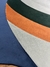 Tapete Bee com bordas orgânicas e cores em verde claro, terracota, verde, azul marinho e bege.