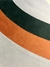 Tapete Bee com bordas orgânicas e cores em verde claro, terracota, verde, azul marinho e bege.