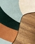 Tapete Bee com bordas orgânicas e cores em verde claro, terracota, verde, azul marinho e bege.