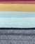 Tapete com listras coloridas em azul marinho, azul petróleo, verde, verde menta, mostarda, cobre, bordô, rosé e nude, feito de nylon Econyl.