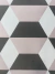 Tapete 3D de veludo com design geométrico em tons de nude rosado, grafite e granito, São José.