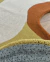 Tapete em nylon com bordas orgânicas nas cores terracota, mostarda e bege, Tapetes São José