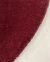 Tapete liso de nylon bordô com bordas orgânicas, São José.