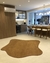 Tapete com bordas orgânicas Bouclé Atenas Terra em uma sala de estar moderna, São José.