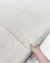 Tapete  neutro cor off-white com design orgânico e formato exclusivo, feito de nylon Econyl, Tapetes São José