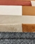 Tapete em veludo com listras nas cores off-white, bege gold, terracota e cobre.